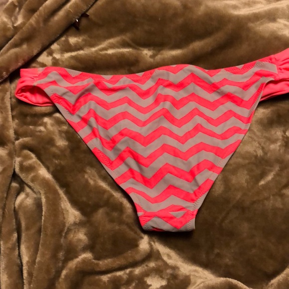 Like new bathing suit bottoms - Picture 5 of 5